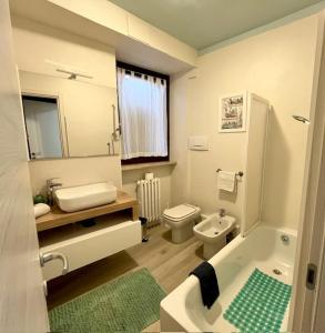 Un baño con bañera, inodoro y lavabo. en B&B Casanova, en Verona 56 fotos más