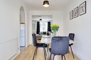 Posezení v ubytování Surehaven Stays 3 Bedroom House Braintree