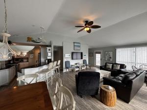 Posezení v ubytování Ocean Block Single Family Surf City Private Yard Decks Beach Badges Wifi Air Conditioning Washer & Dryersurf City Ocean Block Light And