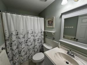 Koupelna v ubytování Ocean Block Single Family Surf City Private Yard Decks Beach Badges Wifi Air Conditioning Washer & Dryersurf City Ocean Block Light And + 24 fotografií