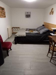 Postel nebo postele na pokoji v ubytování Le Chant des Oiseaux Tronçais Gîte