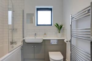 Vannituba majutusasutuses Surehaven Stays 4 Bedroom House Braintree