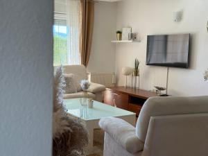 ein Wohnzimmer mit Sofa und Tisch in der Unterkunft Villa KOD BUBE in Ljubuški