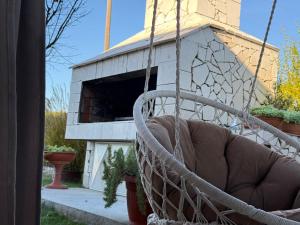 eine Hollywoodschaukel vor einem Gebäude in der Unterkunft Villa KOD BUBE in Ljubuški