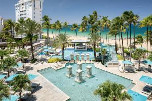 une vue aérienne d'un complexe hôtelier avec piscine et plage dans l'établissement San Juan Marriott Resort and Stellaris Casino, à San Juan