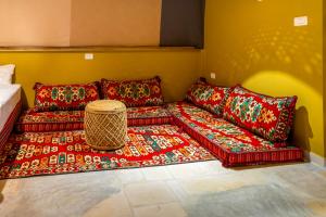 Χώρος καθιστικού στο חאן השיירות- גלמפינג וחדרי אירוח