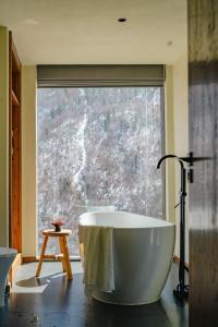 Ένα μπάνιο στο 四姑娘山烟岚雪岫野宿