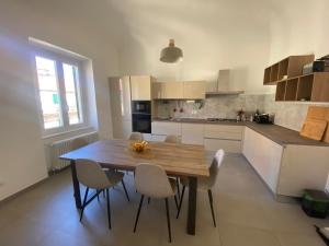 Kuchyň nebo kuchyňský kout v ubytování Un passo dal mare, AC, due bagni