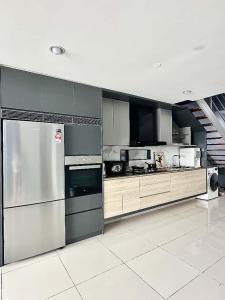 Köök või kööginurk majutusasutuses SUNRISE GURNEY FULLSEAVIEW LUXURY 2ROOM SUITE 8PAX +43 fotot