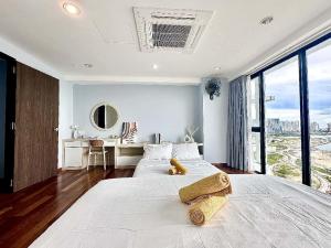 Voodi või voodid majutusasutuse SUNRISE GURNEY FULLSEAVIEW LUXURY 2ROOM SUITE 8PAX toas