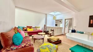 una sala de estar con un sofá y una mesa en Dar Hikayat, en Tánger