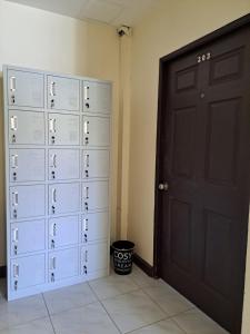 une pièce avec une porte et un tas de boîtes dans l'établissement Cocoloco hostel, à Ban Khlong Haeng