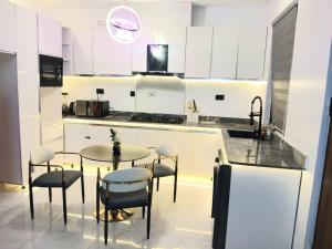 Φωτογραφία από το άλμπουμ του Emoj cluster concept limited σε Lekki