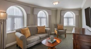 Χώρος καθιστικού στο Bracken Court Hotel