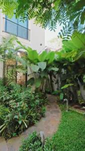 安君纳Brand New 5 Bedroom Pvt Pool Villa by Amorey Stays的建筑前的花园