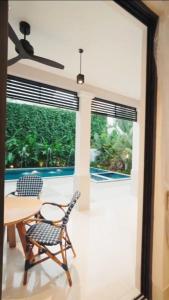 安君纳Brand New 5 Bedroom Pvt Pool Villa by Amorey Stays的一个带桌椅的庭院和一个窗户。