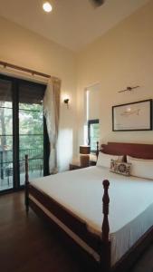 安君纳Brand New 5 Bedroom Pvt Pool Villa by Amorey Stays的一间卧室，配有一张大床和一扇大窗户。 更多24张照片