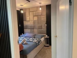 Giường trong phòng chung tại Przystań Letnica