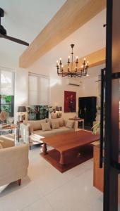 安君纳Brand New 5 Bedroom Pvt Pool Villa by Amorey Stays的带沙发和咖啡桌的客厅
