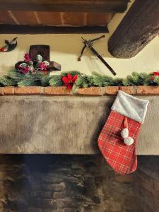 Eine Wand mit Weihnachtsdekorationen auf einem Sims in der Unterkunft Casa della Rosa in Cortona