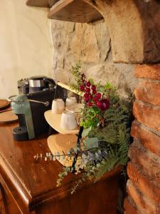 einen Tisch mit Blumenarrangements darüber in der Unterkunft Casa della Rosa in Cortona