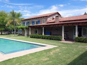 Bazén v ubytování Hartland Country House Oudtshoorn nebo v jeho okolí