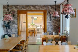 ein Esszimmer mit Tischen und Stühlen und einer Ziegelwand in der Unterkunft Gasthaus Talblick - Schwarzwald Plus Karte inkludiert in Baiersbronn