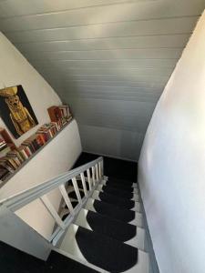a staircase with a black and white stair case at Corner Haus RM1 in Schnaittach
