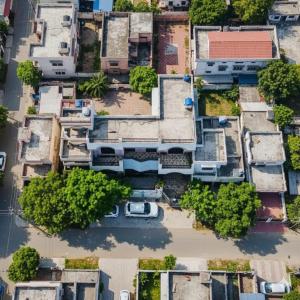 Η γειτονιά γύρω από ή μία γειτονιά κοντά σε αυτό το δωμάτιο σε οικογενειακή κατοικία