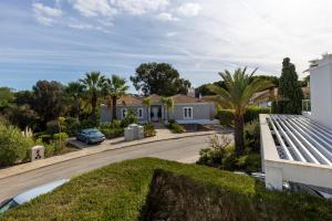 une maison avec une voiture garée dans une allée dans l'établissement V4 Duplex Quinta do Lago Sal, à Quinta do Lago
