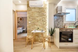 eine Küche und ein Esszimmer mit einer Ziegelwand in der Unterkunft Athens Lodge in Koukaki in Athen