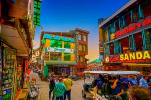 um grupo de pessoas andando em uma carroça em uma rua em Park Woods At Mall Road em Mussoorie