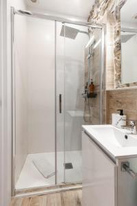 a bathroom with a shower and a sink at Apartamento en casco histórico con vistas a la iglesia in Castro-Urdiales +44 photos