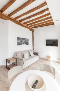 a living room with a couch and a table at Apartamento en casco histórico con vistas a la iglesia in Castro-Urdiales