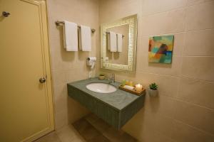un baño con lavabo y espejo en Corner View Hotel, en Wadi Musa 32 fotos más