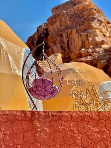 Ein Korb mit violetter Flüssigkeit darin neben einem Gebäude in der Unterkunft BUBBlES JOHRH LUXURY CAMP in Disah