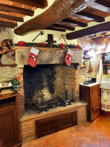 eine Küche mit Kamin, an dem Weihnachtsstrümpfe hängen in der Unterkunft Casa della Rosa in Cortona