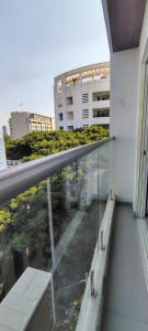 un balcón con vista a un edificio en House of KP by Union, en Pune