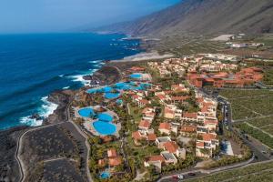 eine Luftaufnahme eines Resorts am Meer in der Unterkunft La Palma Princess in Fuencaliente de la Palma + 90 Fotos