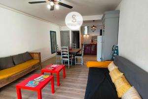 una sala de estar con un sofá y una mesa en Camargue Saintes Maries de la Mer, en Saintes-Maries-de-la-Mer