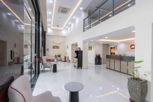胡志明市Thankee Hotel VN的设有等候区和大厅的办公大厅