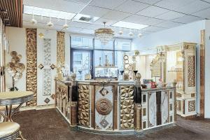 Pike Place Sky Palace Residences في سياتل: غرفة بها متجر وغرفة كبيرة بها منضدة