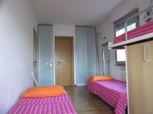two beds in a room with pink and orange at Casa Bella Vista- Punta Gaeta San Siro CO in San Siro +33 photos