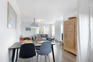 ein Esszimmer und ein Wohnzimmer mit Tisch und Stühlen in der Unterkunft Ferienwohnung Im Laubgarten in Öhningen