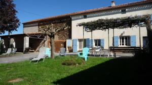 a group of chairs sitting in the yard of a house at Gite les Magnans in Teillet