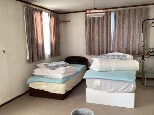 Zimmer mit 2 Betten und Fenstern in der Unterkunft Lemonso - Vacation STAY 19103 in Ichihara