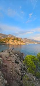 - une vue sur une grande étendue d'eau avec des montagnes dans l'établissement Welcome to our vacation home in Sutomore, à Sutomore