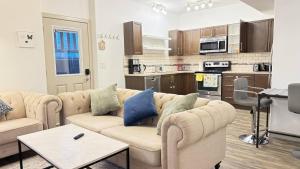 Η κουζίνα ή μικρή κουζίνα στο Red Deer Stay- 2BR Private Suite