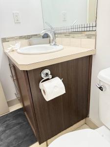 Ένα μπάνιο στο Red Deer Stay- 2BR Private Suite +61 φωτογραφίες