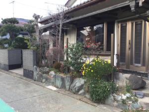 een huis met bloemen ervoor bij Ichigoso - Vacation STAY 20261 in Ichihara